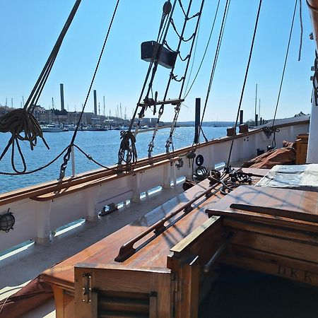 Historic Wooden Ship 'Ursula' East Cowes Exterior photo